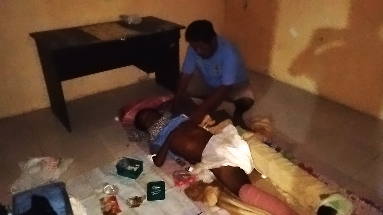 Berita Kepala Desa Parapatan Tangani Langsung Warga ODGJ Korban Kecelakaan - Desa Parapatan Sumberjaya